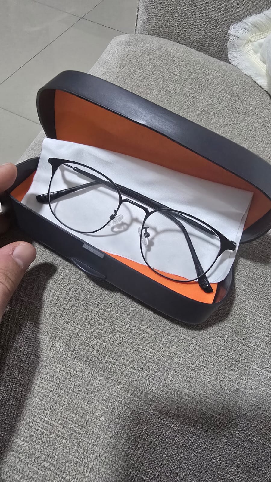 Anteojos Optiqq dentro de su estuche